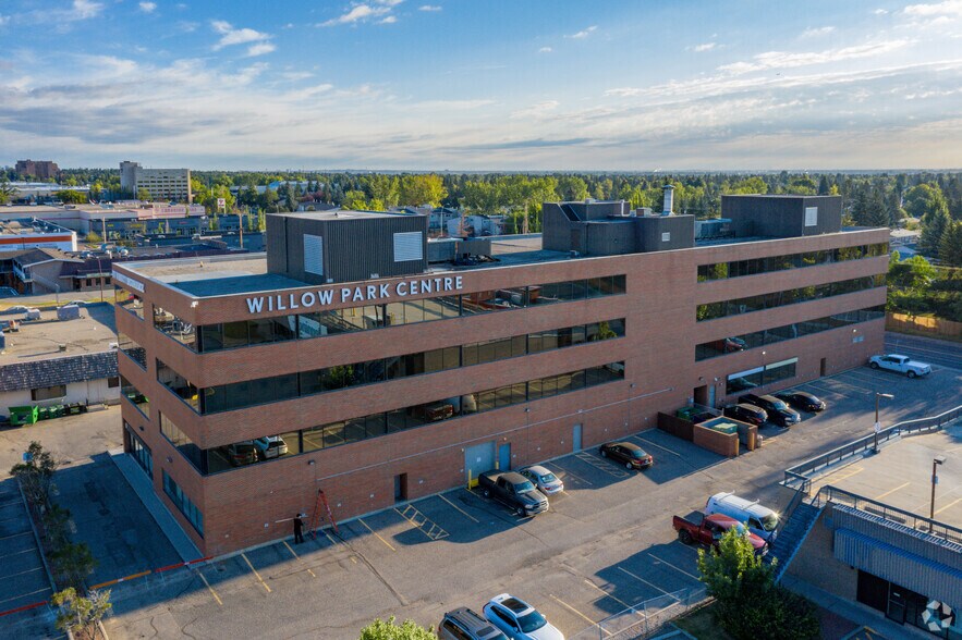 10325 Bonaventure Dr SE, Calgary, AB à louer - Photo de l’immeuble – Image 3 sur 4