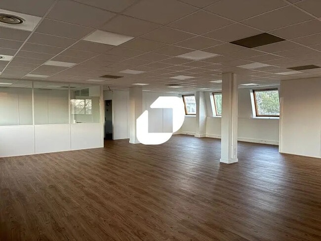 Plus de détails pour Rue Maryse Bastié, Bron - Bureau à louer