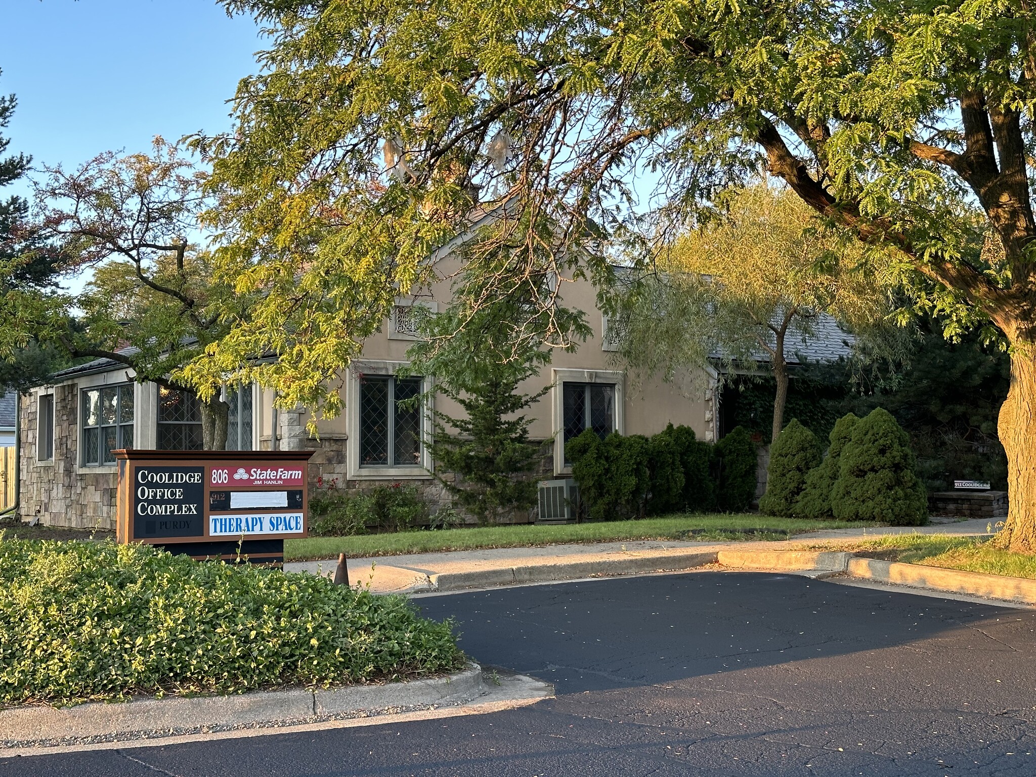 912 Coolidge Rd, East Lansing, MI à louer Photo principale– Image 1 sur 53