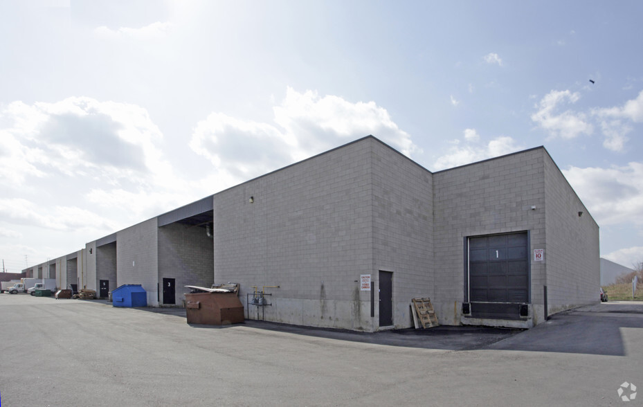 2074 Steeles Ave E, Brampton, ON à louer - Photo de l’immeuble – Image 2 sur 2