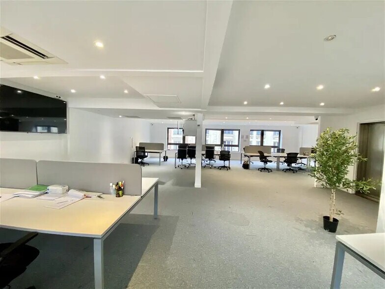 Bureau dans Neuilly-sur-Seine à louer - Photo de l’immeuble – Image 1 sur 7