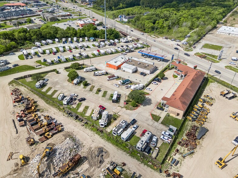 9232 N Highway 146, Mont Belvieu, TX à vendre - Photo de l’immeuble – Image 3 sur 25