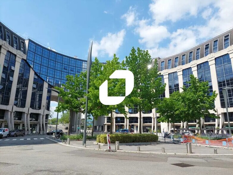 14 Place Georges Pompidou, Montigny-le-Bretonneux à louer - Photo de l’immeuble – Image 1 sur 15