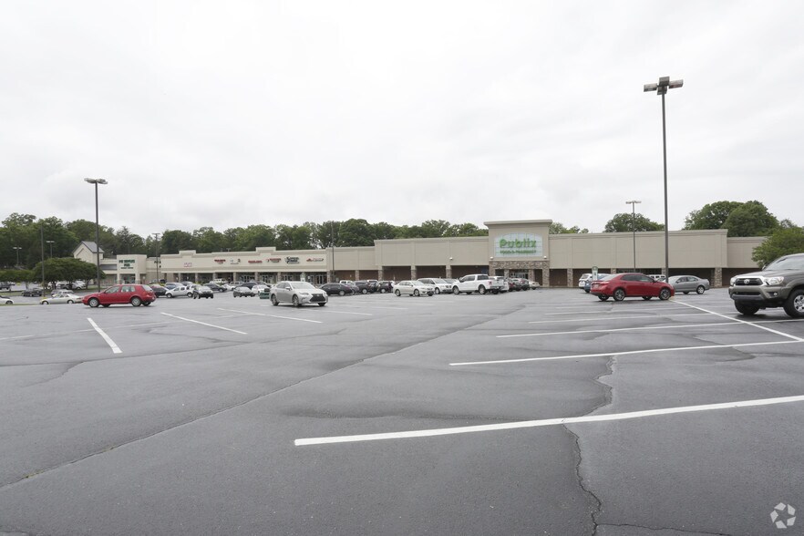 2801 Wade Hampton Blvd, Taylors, SC à louer - Photo principale – Image 1 sur 5