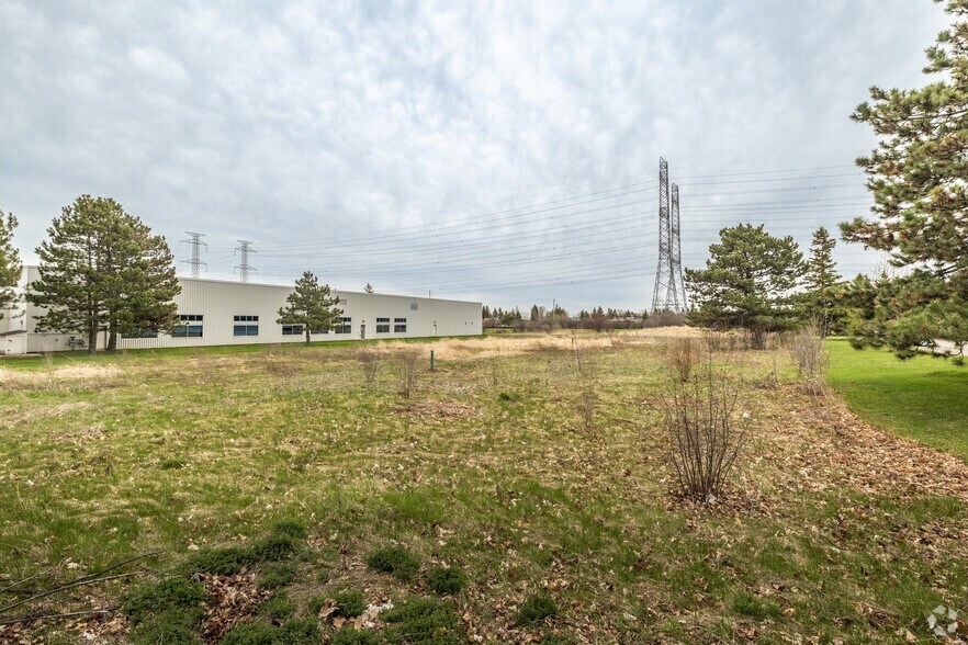 2375 St. Laurent Blvd, Ottawa, ON à vendre - Photo de l’immeuble – Image 3 sur 3