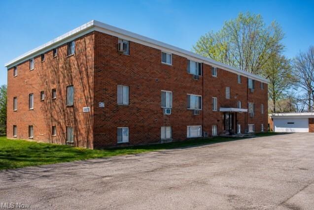 18911 Bella Dr, Cleveland, OH à vendre - Photo de l’immeuble – Image 1 sur 8