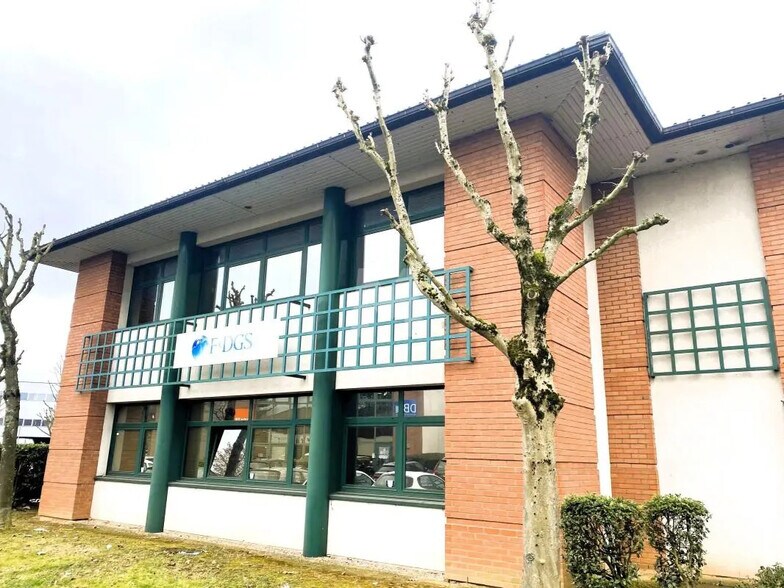 Local d’activités dans Évry-Courcouronnes à louer - Photo de l’immeuble – Image 2 sur 7