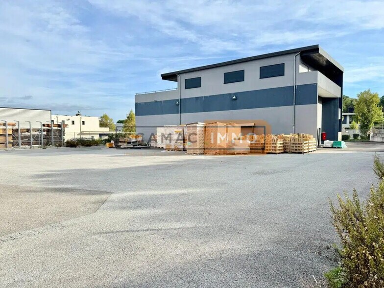 Local d’activités dans Fréjus à louer - Photo de l’immeuble – Image 1 sur 10