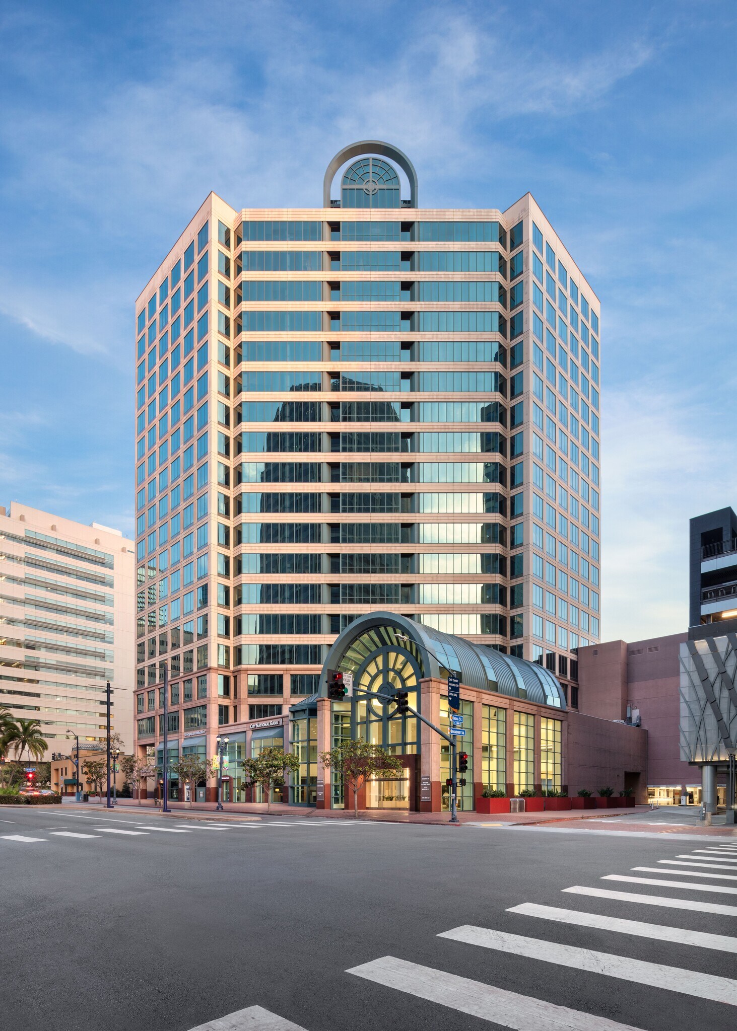 501 W Broadway, San Diego, CA à louer Photo principale– Image 1 sur 30