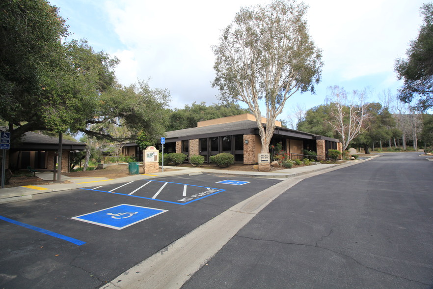 317-325 S Moorpark Rd, Thousand Oaks, CA à louer - Photo de l’immeuble – Image 1 sur 8