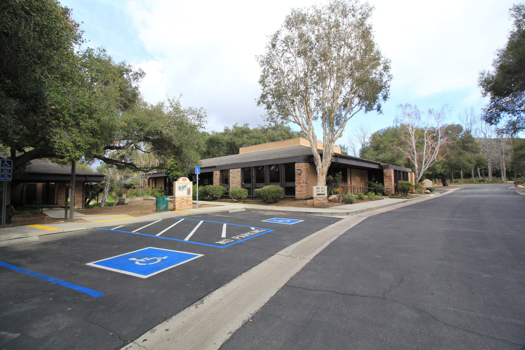 317-325 S Moorpark Rd, Thousand Oaks, CA à louer Photo principale– Image 1 sur 9