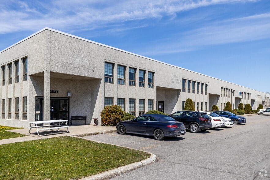 2505-2537 Rue Guénette, Montréal, QC à louer - Photo principale – Image 1 sur 6