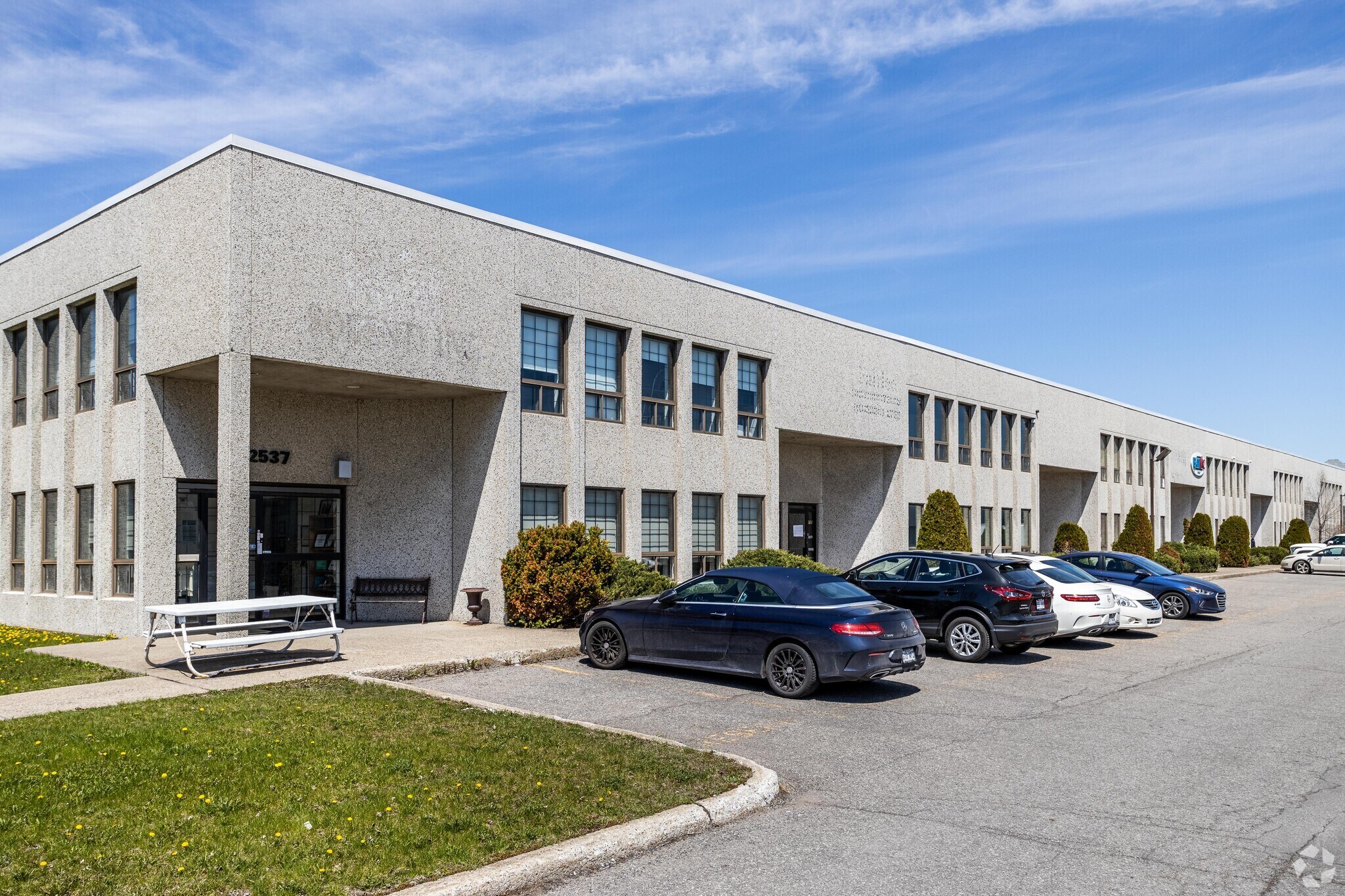 2505-2537 Rue Guénette, Montréal, QC à louer Photo principale– Image 1 sur 7