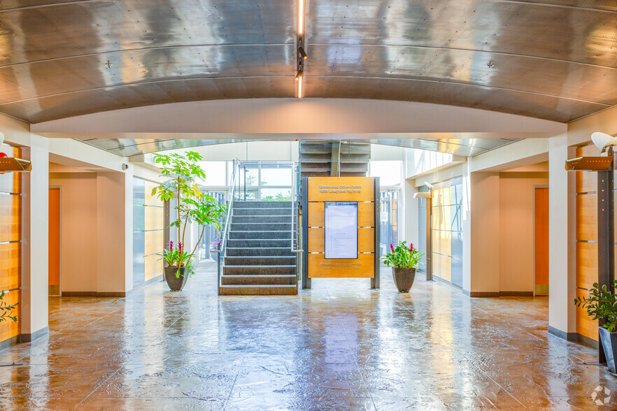 4664 Lougheed Hwy, Burnaby, BC à louer - Hall d’entrée – Image 3 sur 11