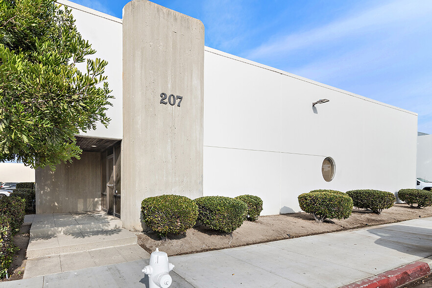 207 E Alton Ave, Santa Ana, CA à louer - Photo de l’immeuble – Image 1 sur 9