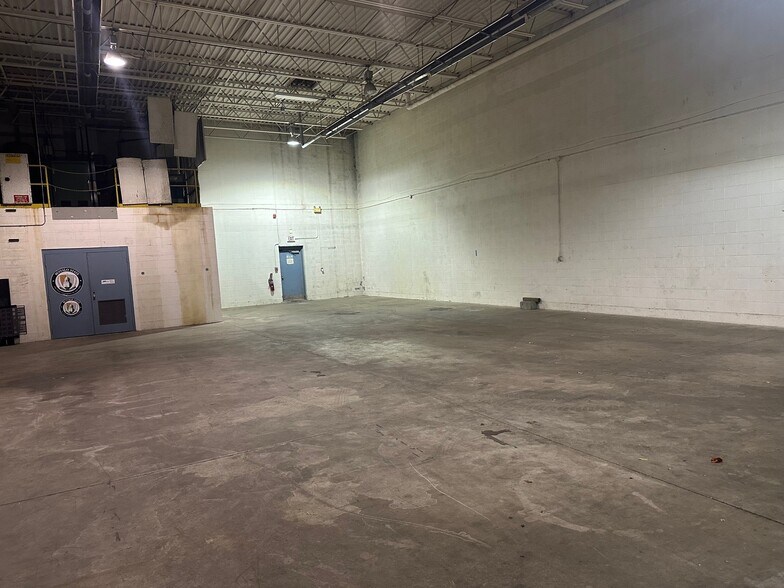 2351 Whirlpool St, Niagara Falls, NY à louer - Photo de l’immeuble – Image 3 sur 16