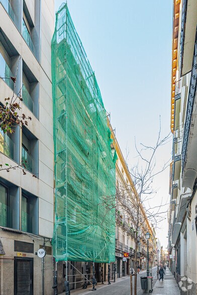 Immeuble residentiel dans Madrid, Madrid à vendre - Photo de l’immeuble – Image 2 sur 2
