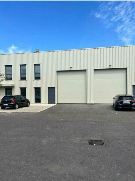 Local d’activités dans Décines-Charpieu à louer - Photo de l’immeuble – Image 2 sur 9