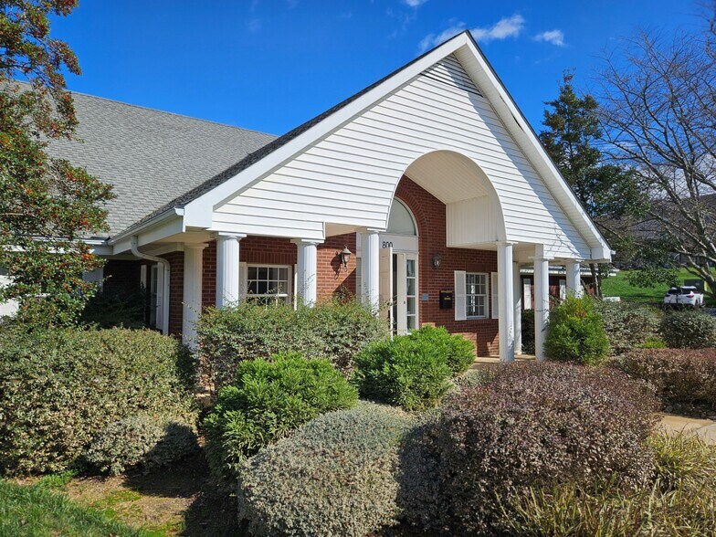 800 Beverly Hanks Ctr, Hendersonville, NC à louer - Photo de l’immeuble – Image 1 sur 10