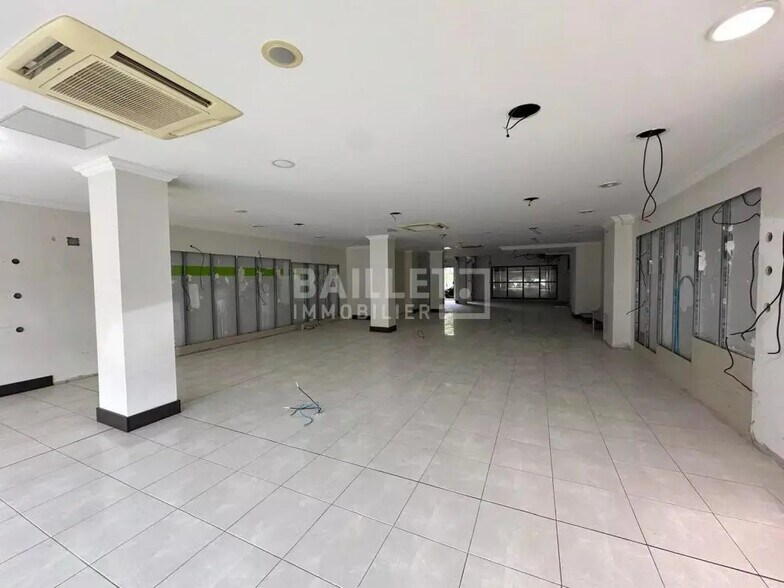 Local commercial dans Villeneuve-Loubet à louer - Photo de l’immeuble – Image 3 sur 22