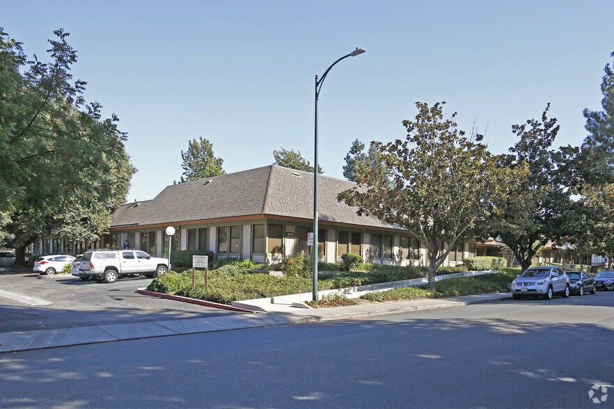 3075 Citrus Cir, Walnut Creek, CA à louer - Photo de l’immeuble – Image 1 sur 7