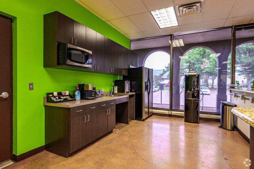 4545 Spring Valley Rd, Farmers Branch, TX à louer - Photo de l’immeuble – Image 3 sur 23