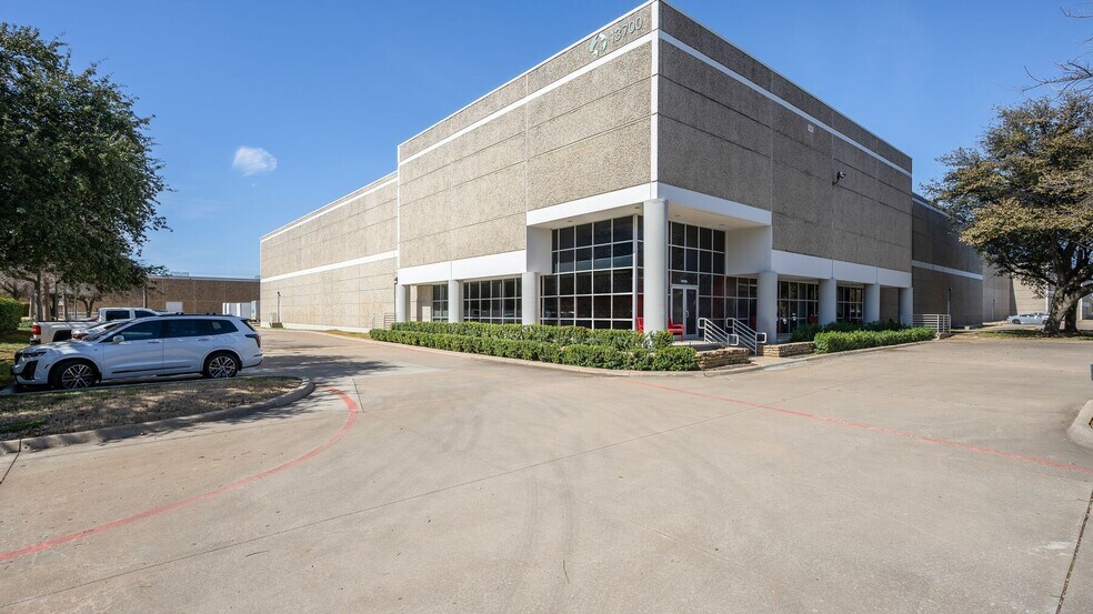 13700 Benchmark Dr, Farmers Branch, TX à louer - Photo de l’immeuble – Image 1 sur 4