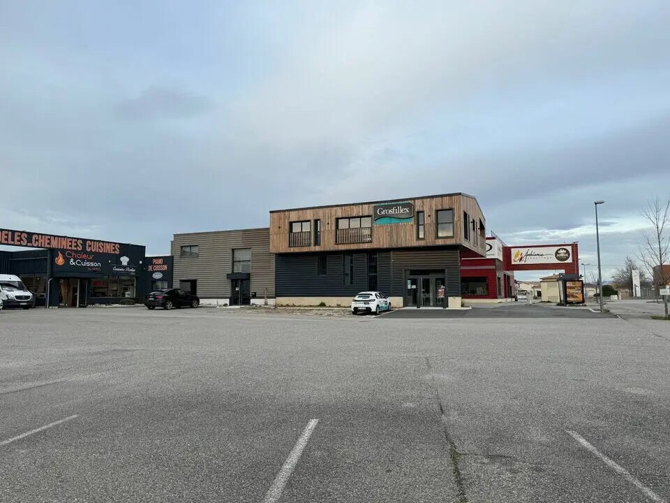 Local commercial dans Saint-Marcel-lès-Valence à louer Photo de l’immeuble– Image 1 sur 6