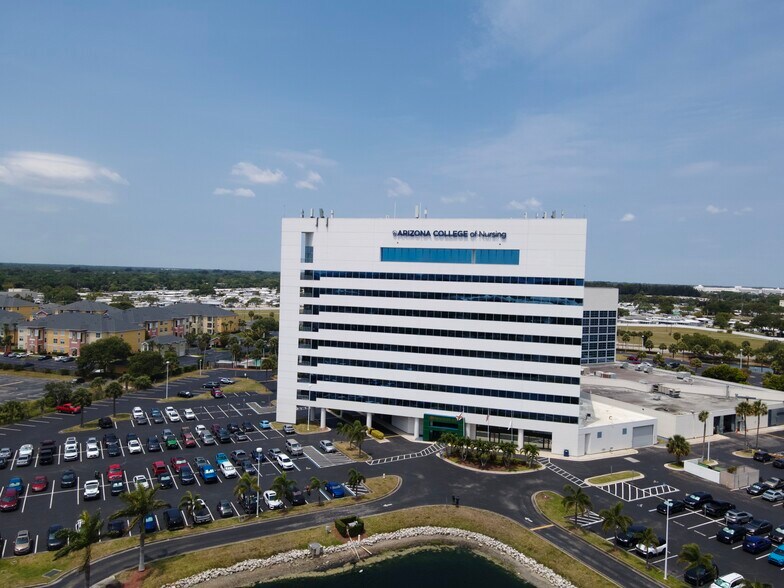 100 Rialto Pl, Melbourne, FL à louer - Photo de l’immeuble – Image 1 sur 7
