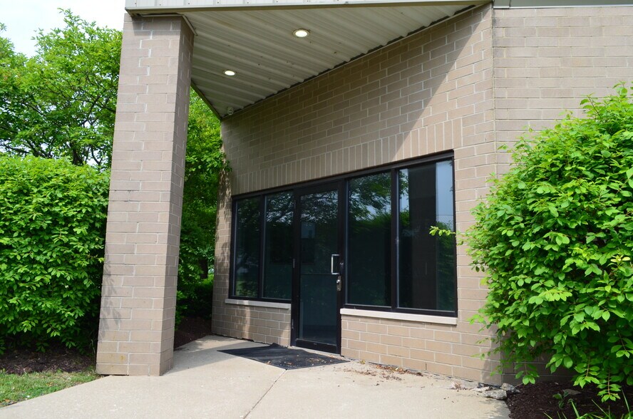 1011 Trakk Ln, Woodstock, IL à louer - Photo de l’immeuble – Image 2 sur 7
