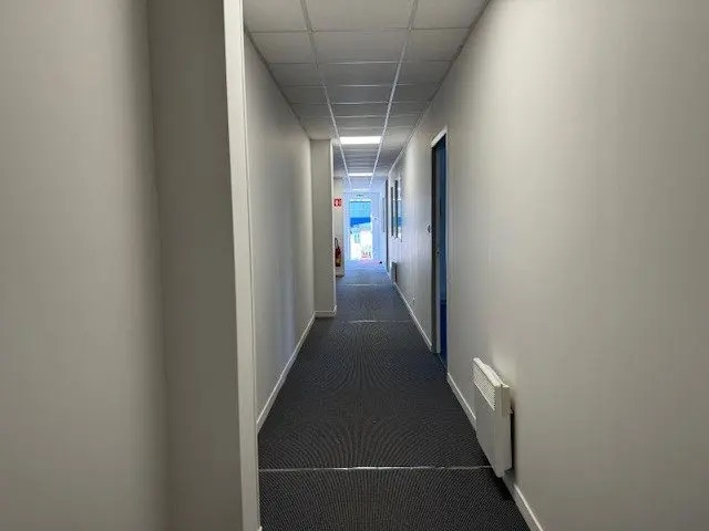 Bureau dans Ussac à louer - Photo de l’immeuble – Image 3 sur 7