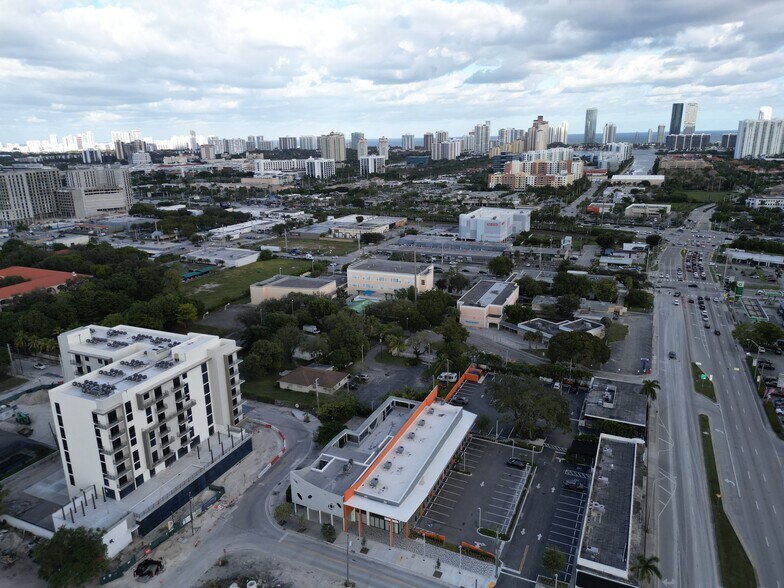 18651 NE 24th Pl, Miami, FL à vendre - Photo de l’immeuble – Image 3 sur 6
