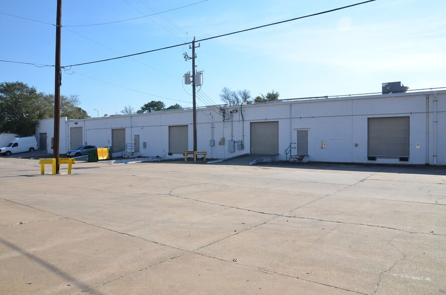 4301 S Pinemont Dr, Houston, TX à louer - Photo de l’immeuble – Image 2 sur 2