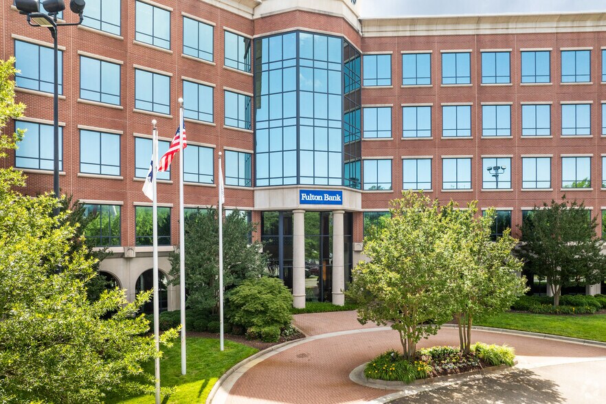 272 Bendix Rd, Virginia Beach, VA à louer - Photo de l’immeuble – Image 3 sur 29