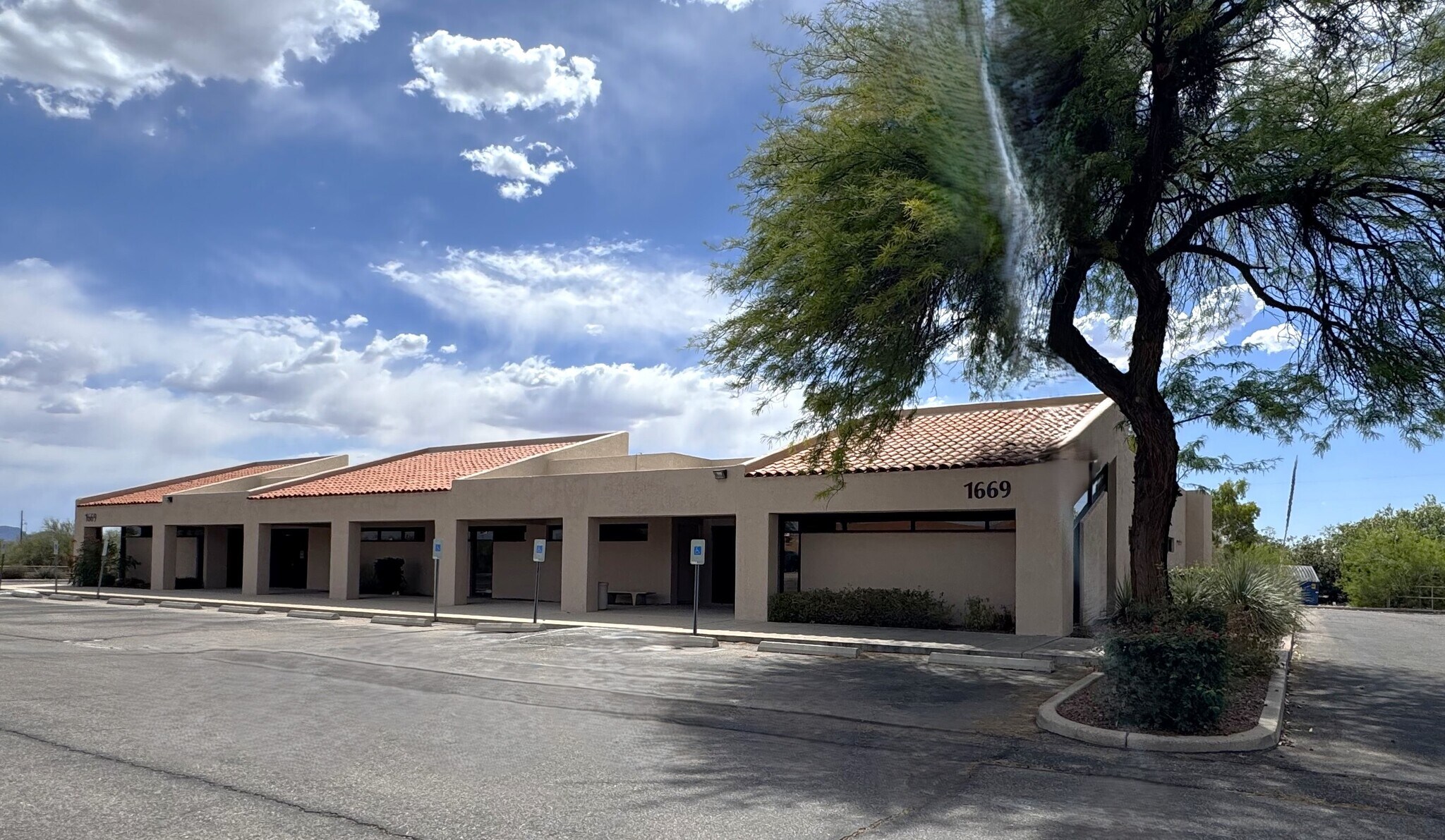 1669 W Ina Rd, Tucson, AZ à louer Photo de l’immeuble– Image 1 sur 9