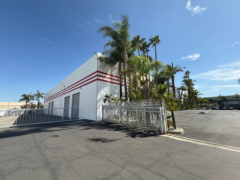 2319 E Locust Ct, Ontario, CA à vendre - Photo de l’immeuble – Image 2 sur 6