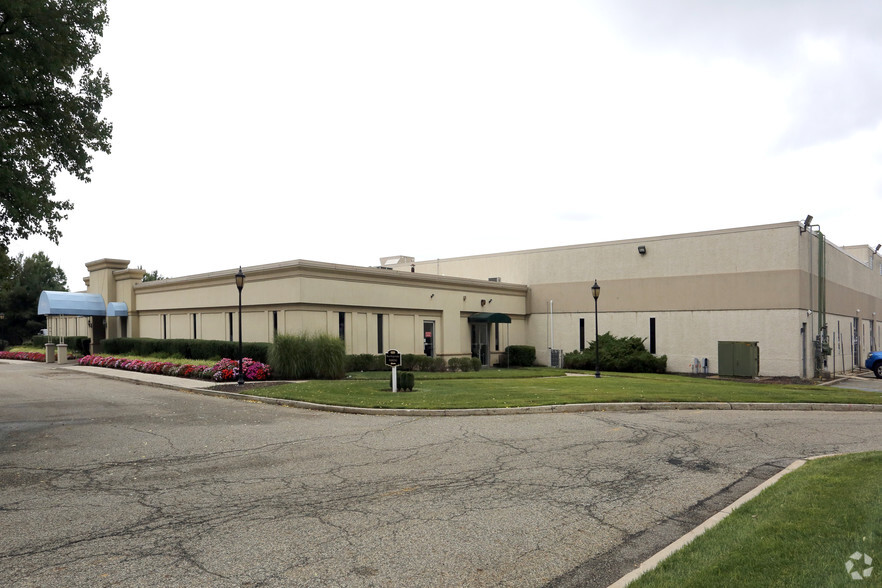 135 Raritan Center Pky, Edison, NJ à louer - Photo principale – Image 1 sur 9