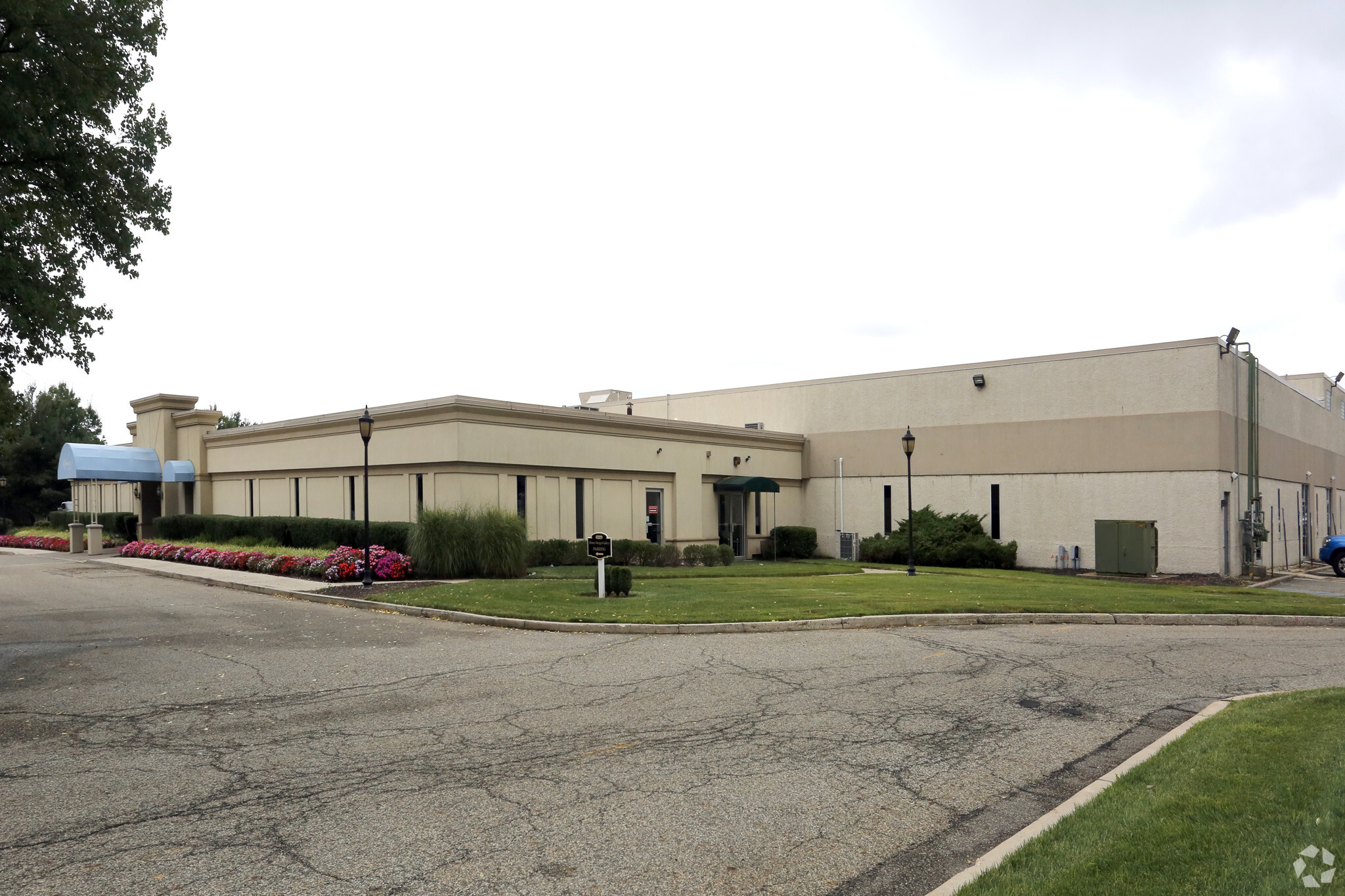 135 Raritan Center Pky, Edison, NJ à louer Photo principale– Image 1 sur 10