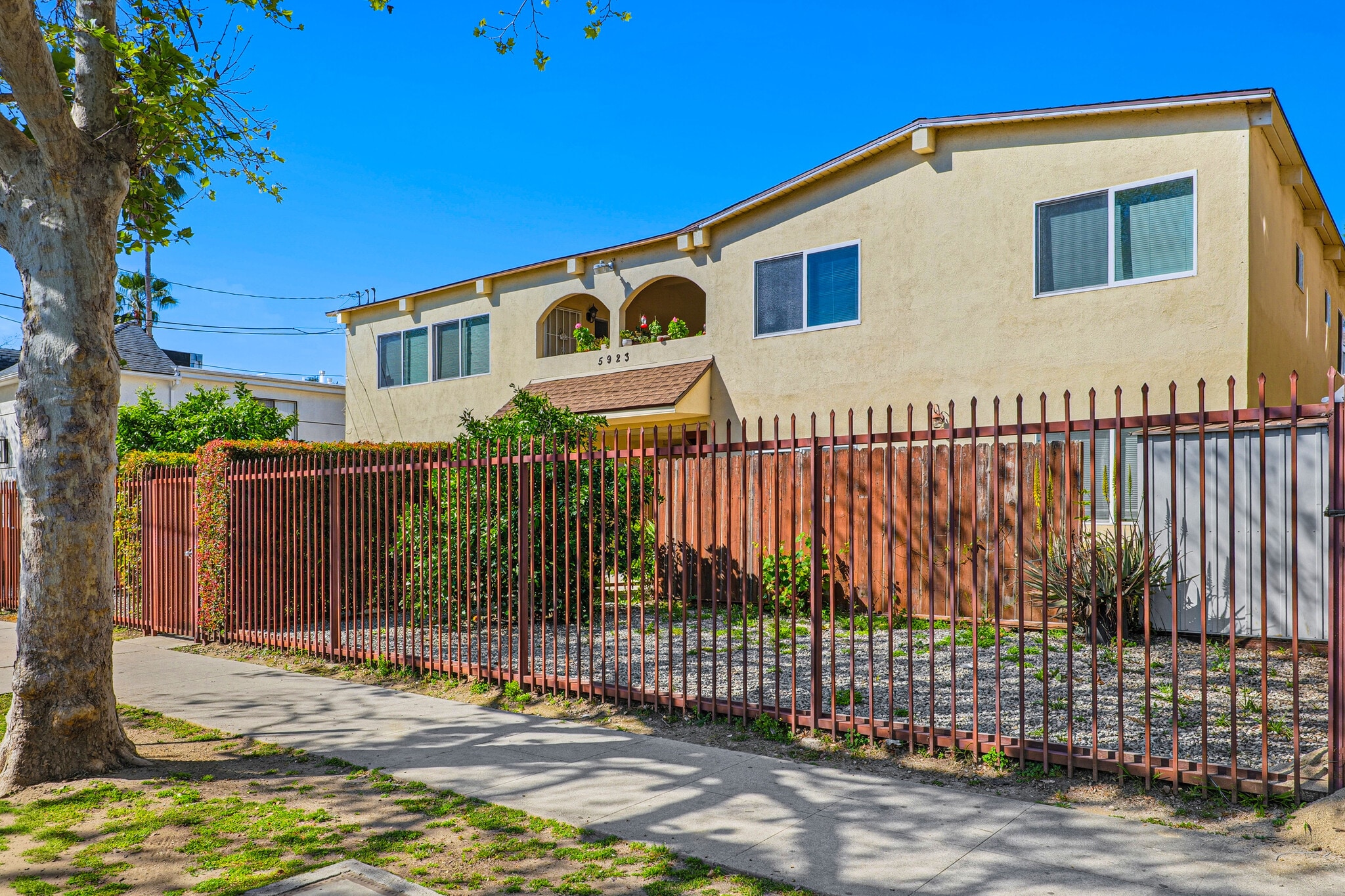 5923 Woodman Ave, Valley Glen, CA à vendre Photo principale– Image 1 sur 21