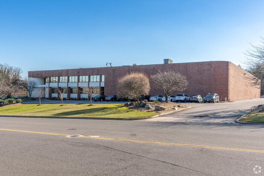2 Harbor Park Dr, Port Washington, NY à louer - Photo de l’immeuble – Image 1 sur 5