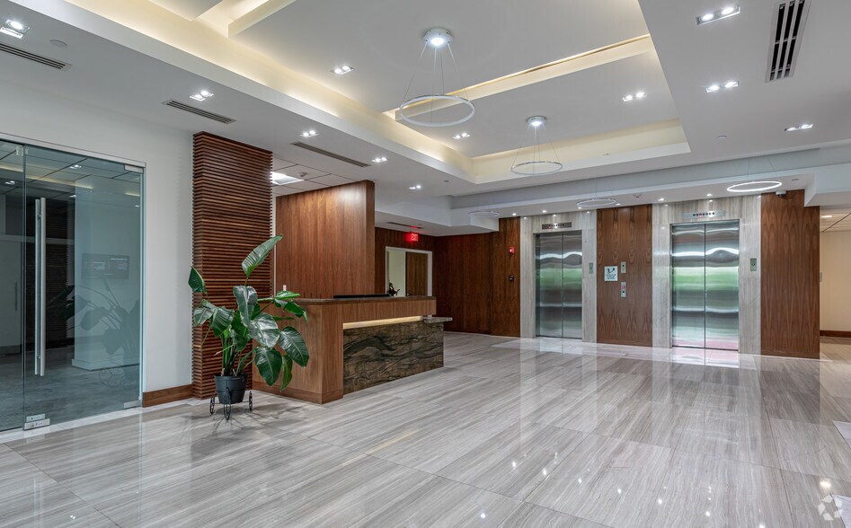 323 Sunny Isles Blvd, Sunny Isles Beach, FL à louer - Hall d’entrée – Image 2 sur 15