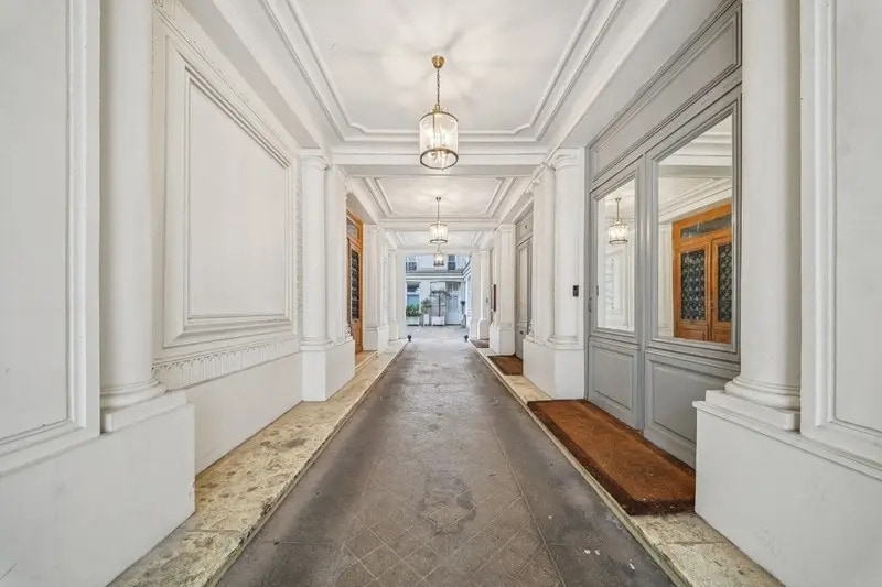 6 Rue Lincoln, Paris à louer - Photo de l’immeuble – Image 2 sur 9