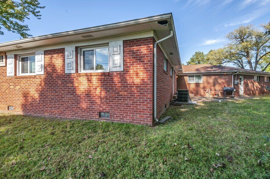 1 E Bel Air Blvd, Clarksville, TN à vendre - Photo principale – Image 1 sur 33