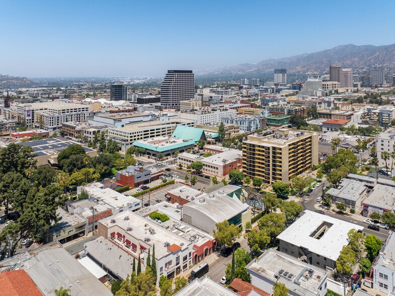 320 E Harvard St, Glendale, CA à vendre - Photo de l’immeuble – Image 3 sur 24