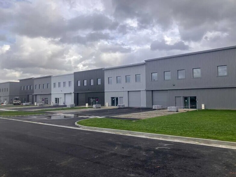 Local d’activités dans Roissy-en-France à louer - Photo de l’immeuble – Image 1 sur 10