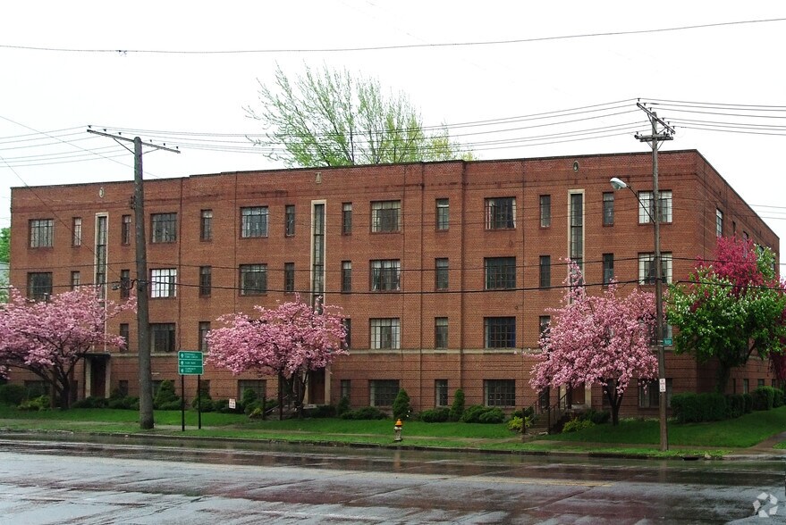 2360 Noble Rd, Cleveland Heights, OH à vendre - Photo de l’immeuble – Image 2 sur 28