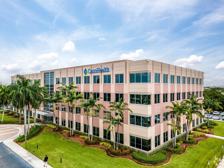9725 NW 117th Ave, Medley, FL à louer - Photo de l’immeuble – Image 2 sur 37