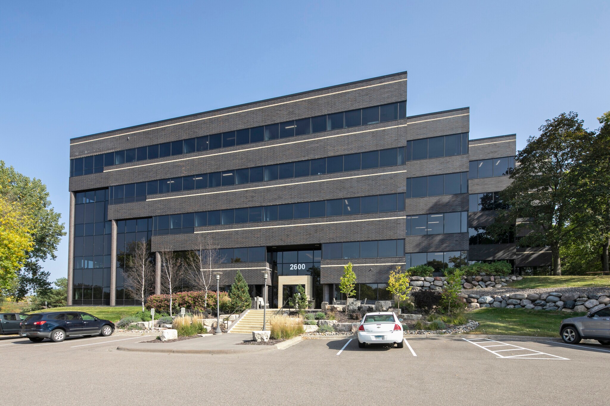 2600 Eagan Woods Dr, Eagan, MN à louer Photo principale– Image 1 sur 7