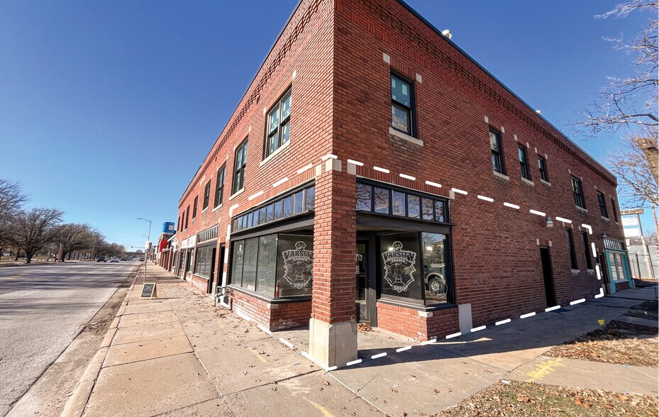 2320-2330 E Douglas Ave, Wichita, KS à louer - Photo de l’immeuble – Image 2 sur 9