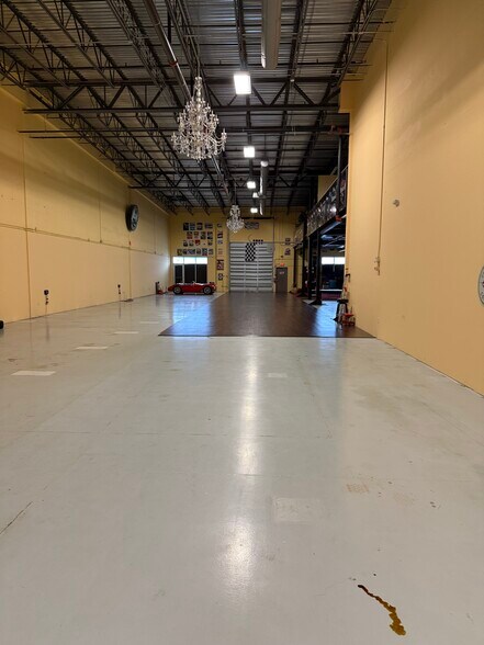 14930 Corporate Rd S, Jupiter, FL à louer - Photo de l’immeuble – Image 2 sur 8